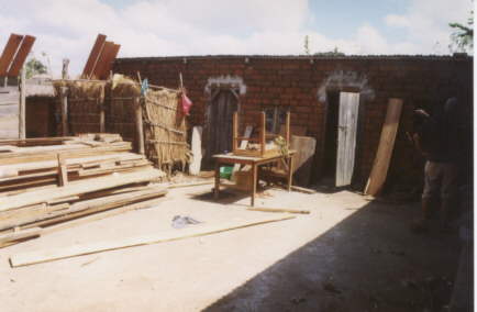 Das Holzlager von Herrn Berenick Kihombo. Er ist Schreiner, Evangelist und Schatzmeister in Kitandililo. 