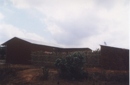 Das Gästehaus der Krankenstation links im Bild und rechts der Waschraum und die Toilette.