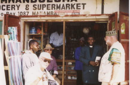 Herr Möller-Friedrich, Herr Altenhöfer auf der linken Seite, Herr Dr. Zumwalde auf der rechten Seite. In der Mitte ist Herr Pfarrer Chatanda aus Kitandililo. Das Bild wurde bei dem Besuch des Marktes in Makambako aufgenommen. 