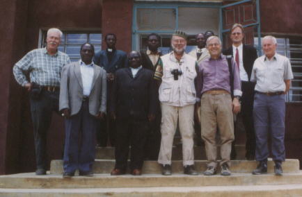 Besuch der vier Funkamateure in der ELCT Southern Diocese in Njombe bei den neuen Bischof Cleopa LUKILO und dem Schatzmeister, Herrn Müller.