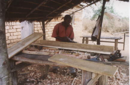 Die Werkbank von Herrn Berenick Kihombo. Hier fertigt er Schränke, Tische, Stühle sowie Fenster und Türen her.