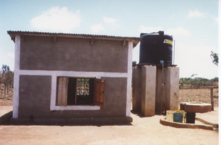 Das Haus für den Generator und der Wassertank bei der Krankenstation in Kitandililo. Diese Anschaffung ist durch die Stiftung Deutscher Zahnärtzte ermöglicht worden.