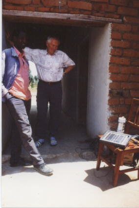 Herr Jakob und Herr Absalon Ngwaembele besichtigen die Solarlampen.