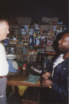 Herr Jakob aus Garching und Herr Kihombo aus Kitandilillo im kleinen Laden der Kirchengemeinde von Kitandililo.