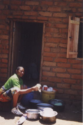 Frau Kihombo bei der Hausarbeit